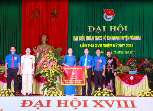 Đồng chí Lê Ngọc Linh – Bí thư Tỉnh đoàn trao bức trướng cho Đoàn TNCS Hồ Chí Minh huyện Võ Nhai