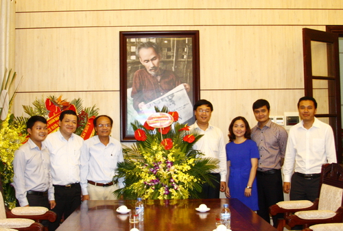 Đồng chí Lê Quốc Phong tặng hoa chúc mừng Báo Nhân dân nhân Ngày Báo chí cách mạng Việt Nam