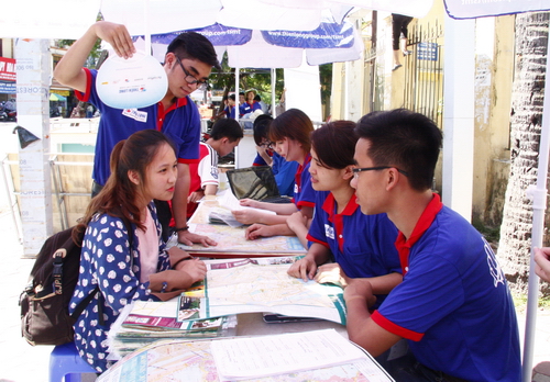 Đội tiếp sức mùa thi tại ĐH Kinh tế Quốc dân Hà Nội đang tư vấn cho thí sinh