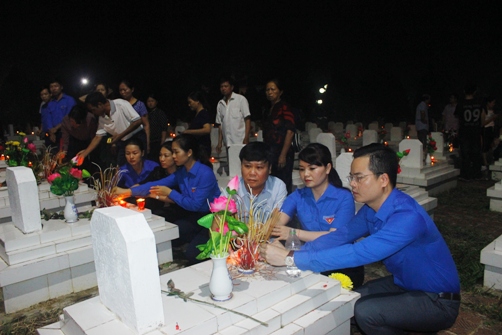Tuổi trẻ Tuyên Quang thắp hương lên các phần mộ liệt sĩ
