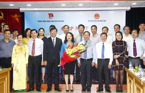 Ban Bí thư Trung ương Đoàn tặng hoa chúc mừng lãnh đạo Bộ Giáo dục và Đào tạo nhân ngày Nhà giáo Việt nam 20-11