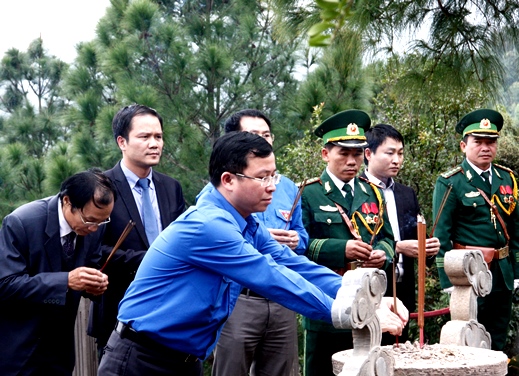 Đồng chí Đặng Quốc Toàn- Bí thư BCH Trung ương Đoàn thành kính dâng hương trước phần mộ Đại tướng Võ Nguyên Giáp