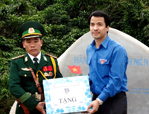 Đồng chí Ngô Văn Cương- Trưởng Ban TNNT Trung ương Đoàn trao quà động viên đội Bảo vệ khu mộ Đại tướng Võ Nguyên Giáp