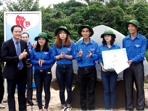 Đồng chí Cát Huy Long- Bí thư Đoàn Thanh niên Viettinbank trao quà cho đội thanh niên xung kích bảo vệ môi trường khu phần mộ Đại tướng Võ Nguyên Giáp