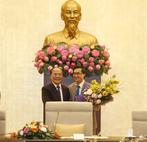 Chủ tịch Quốc hội Nguyễn Sinh Hùng tặng hoa chúc mừng các thầy thuốc trẻ tham dự Đại hội Hội thầy thuốc trẻ Việt Nam lần thứ III