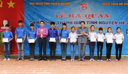 Các đồng chí lãnh đạo tỉnh đã trao 10 suất học bổng cho học sinh nghèo vượt khó của trường THPT Trung Sơn