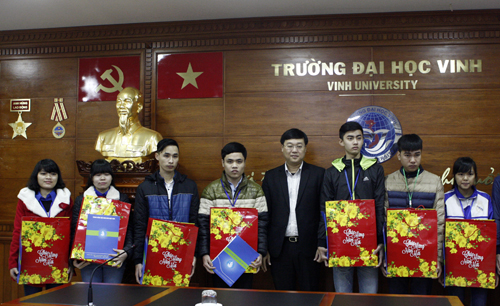 Đồng chí Lê Quốc Phong tặng quà cho sinh viên trường ĐH Vinh