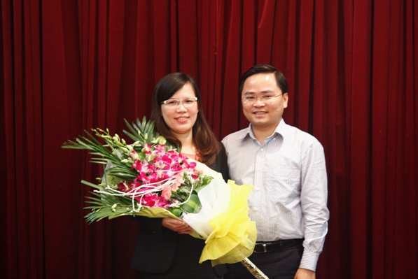 Đồng chí Nguyễn Anh Tuấn tặng hoa chúc mừng đồng chí Lê Thị Hồng Vân