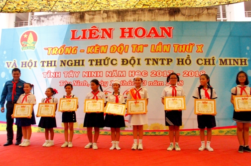 Anh Nguyễn Tiến Tân – Phó Bí thư Tỉnh đoàn – Chủ tịch Hội đồng Đội tỉnh trao giấy khen cho các đội đạt giải