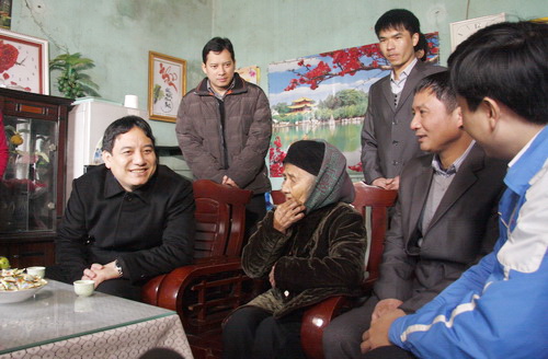 Đồng chí Nguyễn Đắc Vinh thăm và chúc Tết mẹ liệt sỹ Đặng Thị Đảo