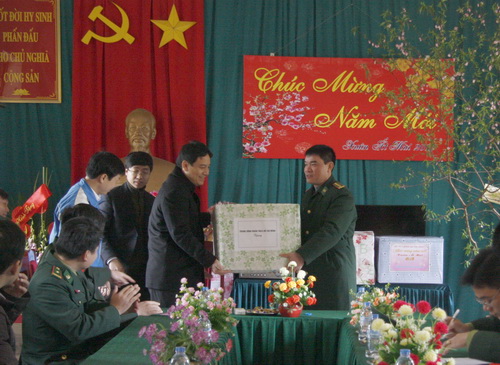 Đồng chí Nguyễn Đắc Vinh cùng đoàn công tác tặng quà các chiến sỹ đồn biên phòng Bảo Lâm