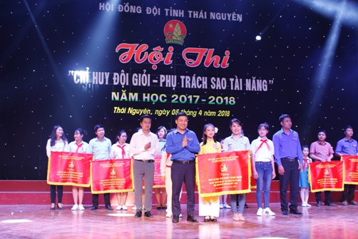 Đồng chí Ngô Thế Hoàn – UV BCH TWĐ, Bí Thư Tỉnh đoàn trao giải Nhất toàn đoàn cho Đội thi Thành đoàn Thái Nguyên