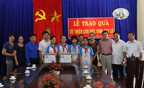 Đồng chí Ngô Thế Hoàn - Phó Bí thư Tỉnh Đoàn cùng các đồng chí trong Đoàn Từ thiện tặng quà cho các em học sinh trường THCS Chợ Chu, huyện Định Hóa