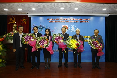 Đồng chí Lê Quốc Phong - Bí thư Trung ương Đoàn, Chủ tịch Hội Sinh viên Việt Nam tặng hoa các đồng chí nguyên là Chủ tịch Hội Sinh viên Việt Nam, Trưởng ban Thanh niên trường học các thời kỳ