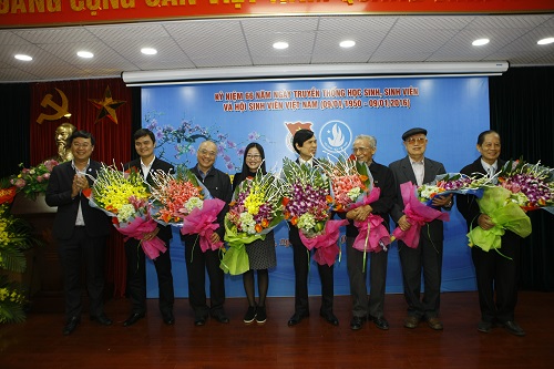 Đồng chí Lê Quốc Phong - Bí thư Trung ương Đoàn, Chủ tịch Hội Sinh viên Việt Nam tặng hoa các đồng chí nguyên là Chủ tịch Hội Sinh viên Việt Nam, Trưởng ban Thanh niên trường học các thời kỳ