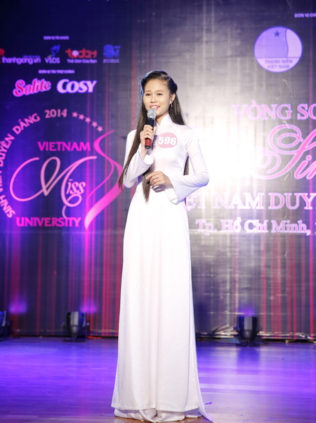 Thí sinh tham dự cuộc thi Nữ sinh viên Việt Nam duyên dáng năm 2014