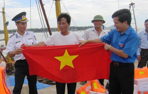 Bí thư Tỉnh đoàn Nguyễn Xuân Hùng trao quà cho ngư dân tại cảng cá Xuân Hội – huyện Nghi Xuân