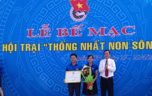 Lãnh đạo tỉnh trao hoa và bằng khen của Chủ tịch UBND tỉnh cho Tỉnh đoàn Quảng Trị