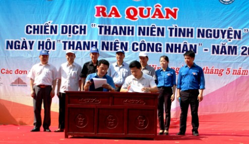 Các đồng chí lãnh đạo tỉnh, huyện Tiên Du chứng kiến lễ ký kết lắp đặt 500 điểm internet miễn phí cho thanh niên công nhân của Tỉnh Đoàn, Hội LHTN tỉnh và Viễn Thông Bắc Ninh