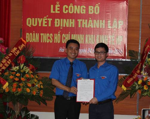 Đồng chí Trần Quang Tường - Ủy viên BCH Trung ương Đoàn, Bí thư Thành đoàn trao quyết định thành lập Đoàn thanh niên Khu Kinh tế