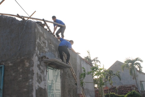 Đoàn viên thanh niên giúp dân sửa lại nhà khắc phục hậu quả cơn bão