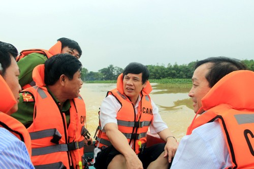 Chủ tịch UBND tỉnh Thanh Hóa Nguyễn Đình Xứng (giữa) trong một lần thị sát công tác phòng chống lũ lụt tại địa phương - Ảnh: Thanhhoa