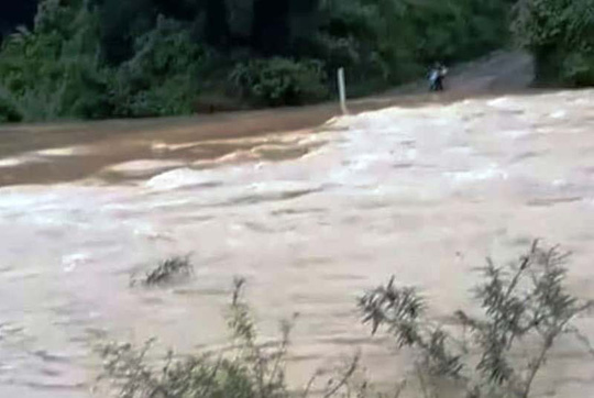 Một đập tràn qua sông Cửa Dụ bị ngập chìm trong nước khiến xã Luận Khê (huyện Thường Xuân) bị cô lập hoàn toàn