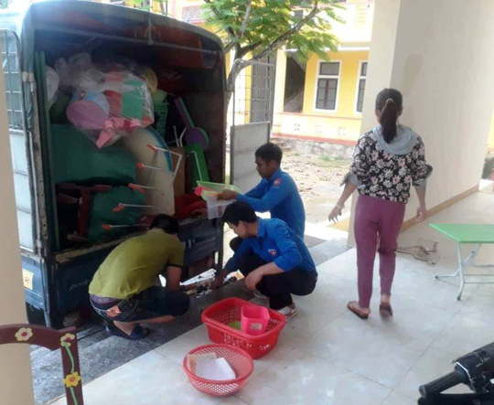Đoàn viên thanh niên giúp người dân di chuyển đồ đạc lên chỗ khô ráo và an toàn tại xã Lộc Yên, huyện Hương Khê, tỉnh Hà Tĩnh.