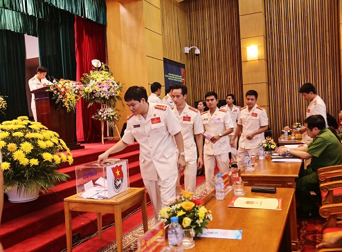 Đoàn viên, thanh niên ú bỏ phiếu bầu Ban chấp hành Đoàn Thanh niên Tổng cục Cảnh sát khóa IX, nhiệm kỳ 2017 – 2022.