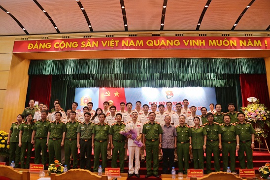Đồng chí Trung tướng Trần Văn Vệ chụp ảnh lưu niệm cùng Ban chấp hành Đoàn TNCS Hồ Chí MinhTổng cục Cảnh sát khóa IX, nhiệm kỳ 2017 – 2022.