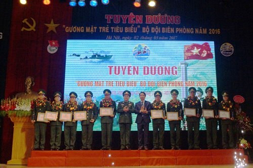 Trung tướng Hoàng Xuân Chiến và Bí thư T.Ư Đoàn Nguyễn Ngọc Lương trao thưởng, vinh danh 10 gương mặt trẻ tiêu biểu
