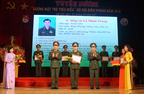 Trung tướng Phạm Huy Tập và Thượng tá Đinh Quốc Hùng (Trưởng ban Thanh niên Quân đội) trao thưởng, vinh danh 10 gương mặt trẻ triển vọng
