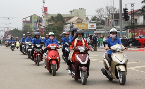 Đông đảo ĐVTN tham gia diễu hành cổ động cho chương trình