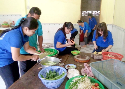 Các bạn ĐVTN, hội viên huyện Trà Cú tham gia thực hiện bữa cơm yêu thương