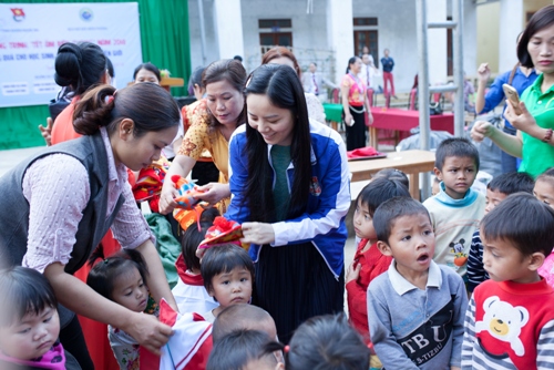 Trưởng Ban TNXP Trần Minh Huyền tặng quà cho các em học sinh