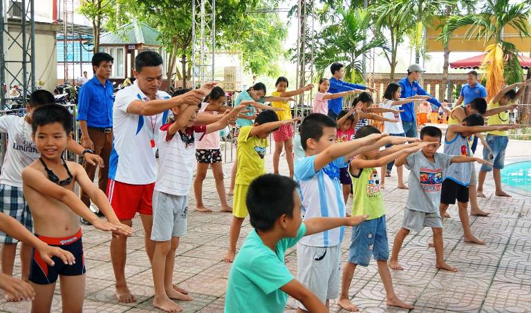 Lớp dạy bơi cho các em thiếu nhi tại huyện Diễn Châu