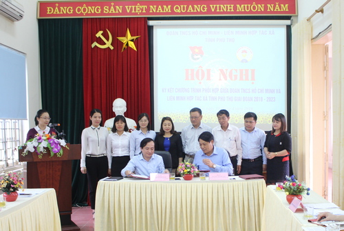 Bí thư Tỉnh đoàn Phạm Thanh Tùng và Chủ tịch Liên minh Hợp tác xã tỉnh Nguyễn Thành Nam ký kết chương trình phối hợp giai đoạn 2018-2023