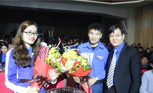  Đồng chí Phạm Tuấn Vinh - UVBTV Trung ương Đoàn, Bí thư Tỉnh đoàn tặng hoa 02 Đảng viên trẻ trong chương trình giao lưu