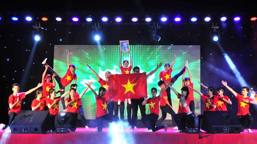 Tiết mục thể dục nhịp điệu của Đội tuyên truyền ca khúc cách mạng Tỉnh đoàn biểu diễn trong chương trình văn nghệ với chủ đề “Tự hào hàng Việt Nam