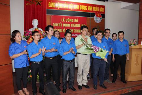 Lãnh đạo Đảng ủy Ban Quản lý Khu kinh tế tặng hoa chúc mừng BCH Đoàn lâm thời