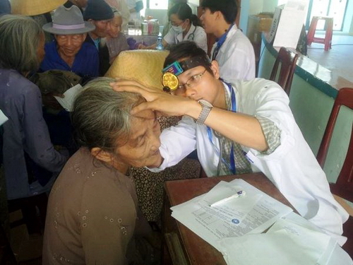 Bác sỹ trẻ Đinh Thất Thắng khám bệnh cho người dân vùng khó. (Ảnh: Nhân vật cung cấp)