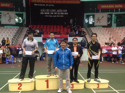  Đc Ngụy Văn Tuyên-Phó Bí thư Tỉnh Đoàn trao giải cho vận động viên tham gia Giải cầu lông-quần vợt liên ngành lần thứ XIII, năm 2014