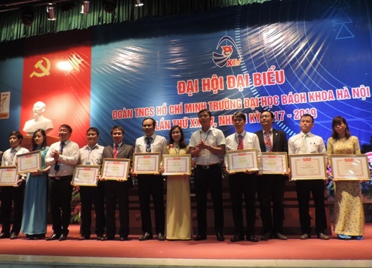 Thành đoàn Hà Nội  trao bằng khen đến các cá nhân xuất sắc trong công tác Đoàn