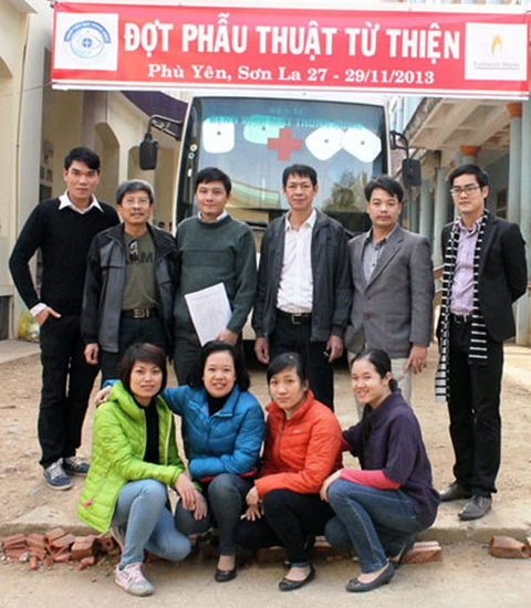 Bác sĩ Vũ Tuấn Anh (hàng đứng, thứ ba từ trái sang) cùng các đồng nghiệp trong chuyến phẫu thuật từ thiện tại Sơn La.