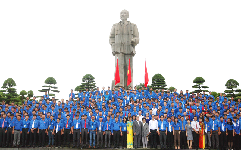 Các đại biểu chụp ảnh lưu niệm tại Quảng trường Hồ Chí Minh