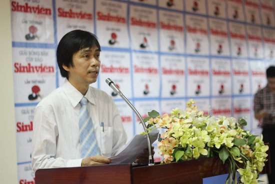 Nhà báo Nguyễn Huy Lộc, TBT Báo Sinh Viên Việt Nam-Trưởng ban tổ chức giải phát biểu tại lễ khai mạc