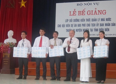 Đồng chí Vũ Đăng Minh, Vụ trưởng Vụ công tác thanh niên Bộ nội vụ, Giám đốc Dự án 600 Phó Chủ tịch xã trao phần thưởng cho các đội viên đạt thành tích xuất sắc lớp tập huấn