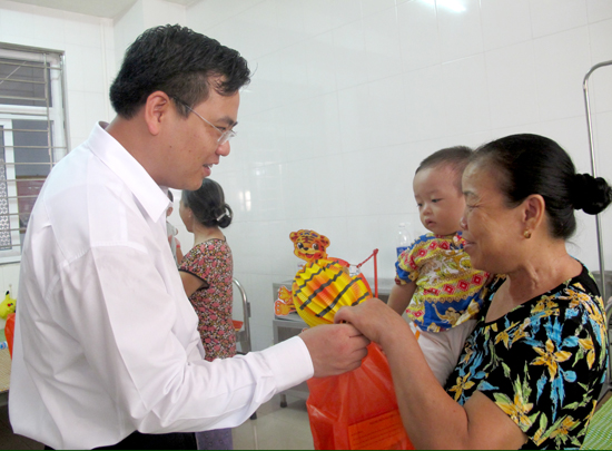  Đ/c Hoàng Bá Nam, UV BTV Trung ương Đoàn, Bí thư Tỉnh Đoàn trao quà cho bệnh nhi nghèo tại bệnh viện Bãi Cháy, TP Hạ Long.
