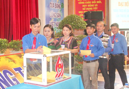 Đại biểu bỏ phiếu bầu Ban Chấp hành oàn TNCS Hồ Chí Minh tỉnh Đắk Nông lần thứ III, nhiệm kỳ 2017- 2022
