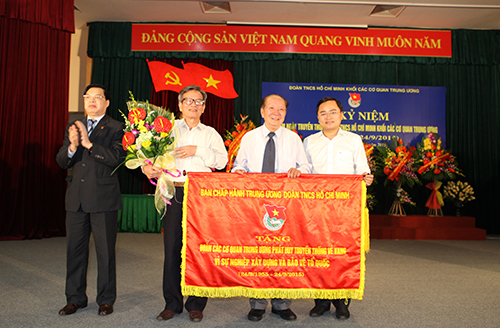 Đồng chí Nguyễn Anh Tuấn,Bí thư Trung ương Đoàn tặng Bức trướng của Trung ương Đoàn TNCS Hồ Chí Minh cho Đoàn TN các cơ quan Trung ương 